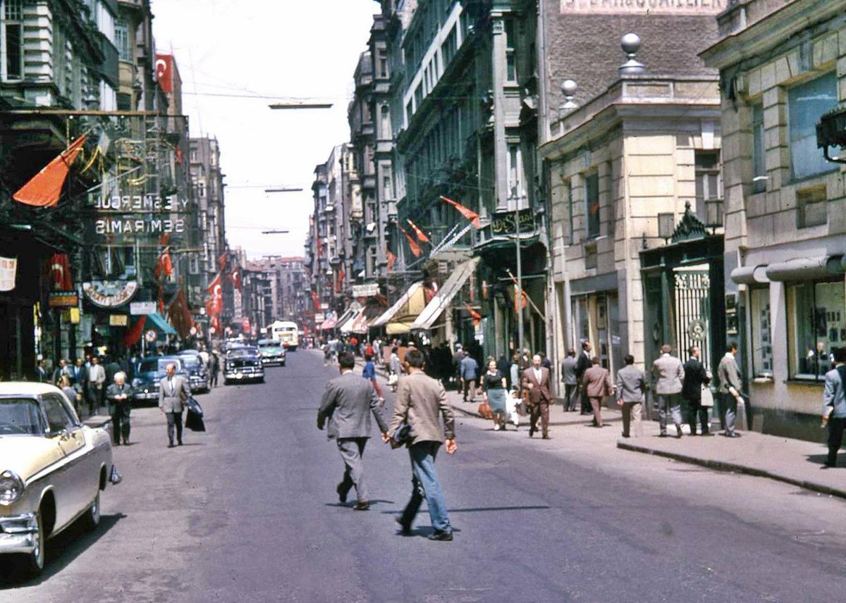 İstiklal Caddesi - 1961

Diğer İstanbul anıları burada: eskiturkiye.com/sehir/istanbul

#EskiTürkiye #İstiklalCaddesi #Taksim