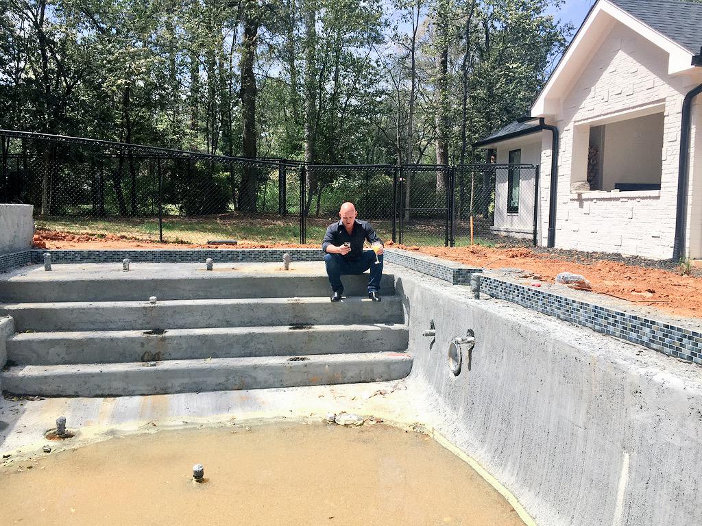 tatechalk's tweet photo. “@DavidLengling: @tatechalk being the first to enjoy @jamieparrish's new pool. http://t.co/GYhxcaWoDR” #EasterTan