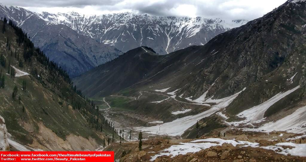 Beauty_Pakistan's tweet photo. Awesome track, view and weather on the way to #Lake #Saifulmalook, #Naran, #KPK, #Pakistan.
@Pakistaninpics http://t.co/6rApRELT15