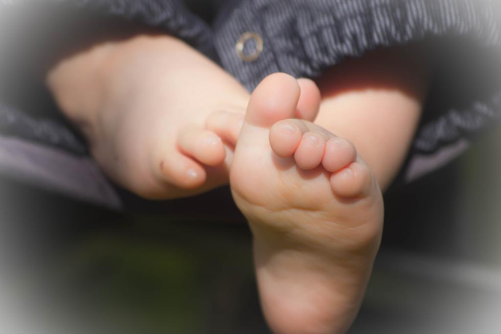 Yza_Graph's tweet image. Petits petons au soleil ! 🌞👣🔔😆