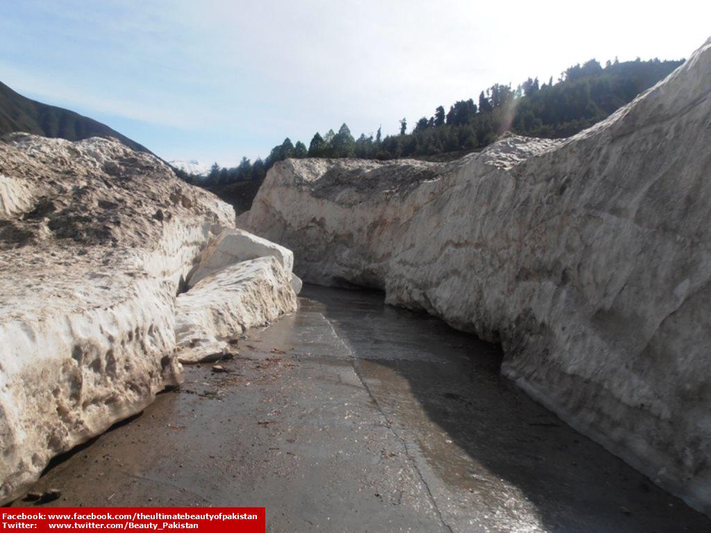 Beauty_Pakistan's tweet photo. Photo of #Naran road in 2014. Now #Kaghan to #Naran roads r getting open after heavy snow falling in #winters. http://t.co/xQZSPA3jRB