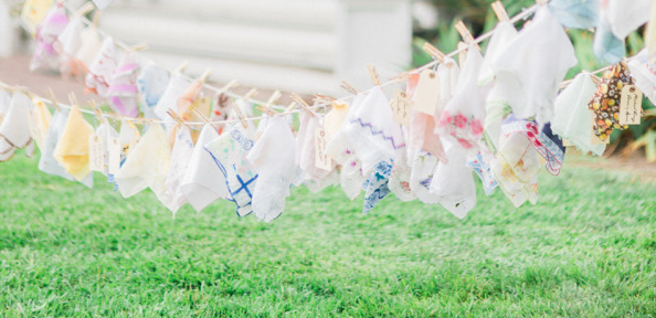Handkerchief favors! 
stylemepretty.com/2015/01/13/whi… <a href="/honeyhoneyphoto/">Emma</a>