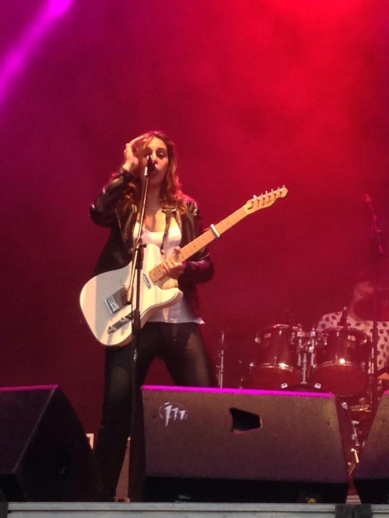 ColectivoRaro's tweet photo. Ojo @AraMusaMusica empieza en el #EscenarioMasters y han salido con mucha fuerza #sansanfestival2015 @SanSanFestival http://t.co/CYO4szw03V