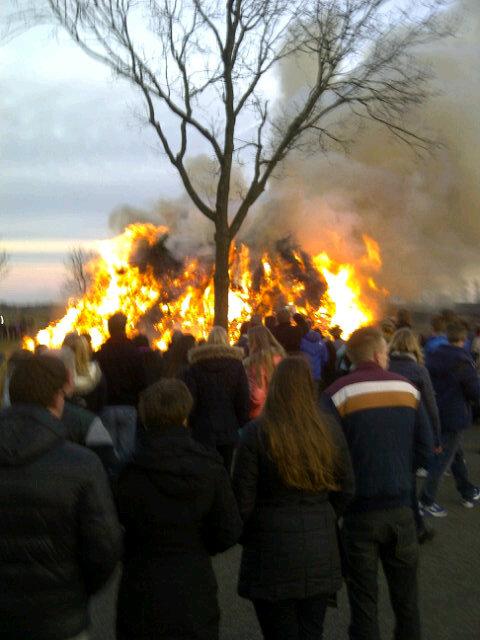 aalderd_koning's tweet photo. Het paasvuur in De Maten (Ter Apel) brandt ook dit jaar weer goed! http://t.co/B5B9UxN1sd