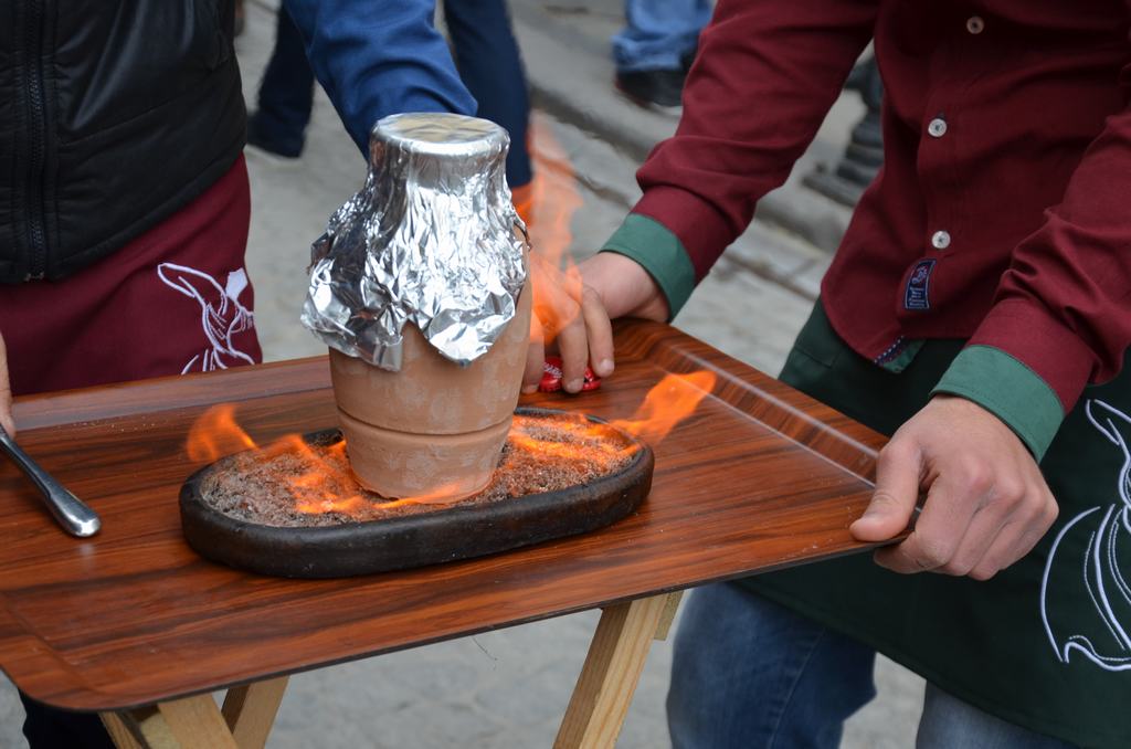 vero4casa's tweet photo. Conoces el #TestiKebab?Uno de los platos + conocidos de la gastronomía turca,espectáculo de fuego y sabor #OnlyBeFrom http://t.co/L5NV1M1Y2u
