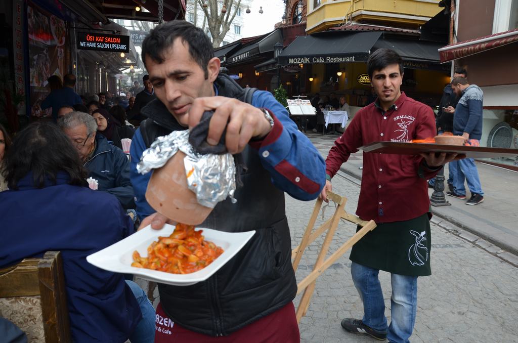 vero4casa's tweet photo. Conoces el #TestiKebab?Uno de los platos + conocidos de la gastronomía turca,espectáculo de fuego y sabor #OnlyBeFrom http://t.co/L5NV1M1Y2u