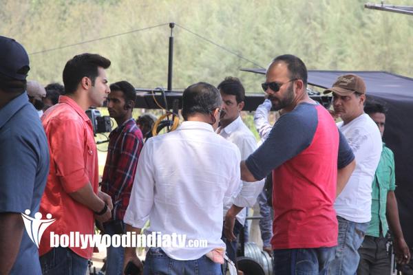 DilwaleFilm's tweet photo. Varun Dhawan &amp; Rohit Shetty On The Sets ❤ http://t.co/Abet6Uvz5r