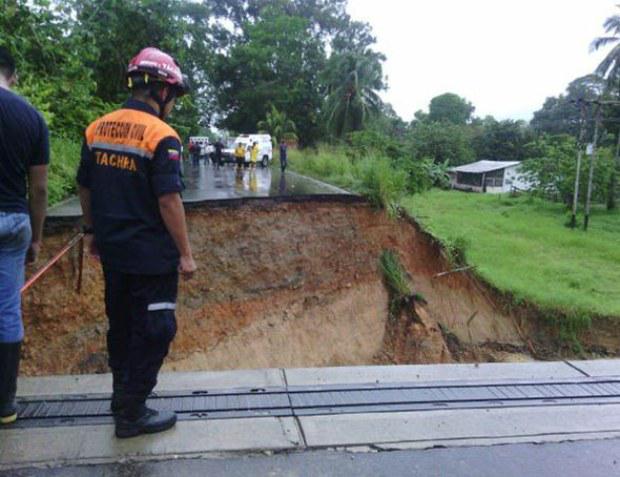 VTVcanal8's tweet photo. Interrumpido paso hacia Mérida por el puente Boconó: Por lluvias falló terraplén de acceso http://t.co/eJgU9rHwbn http://t.co/W7J2WAHyBK