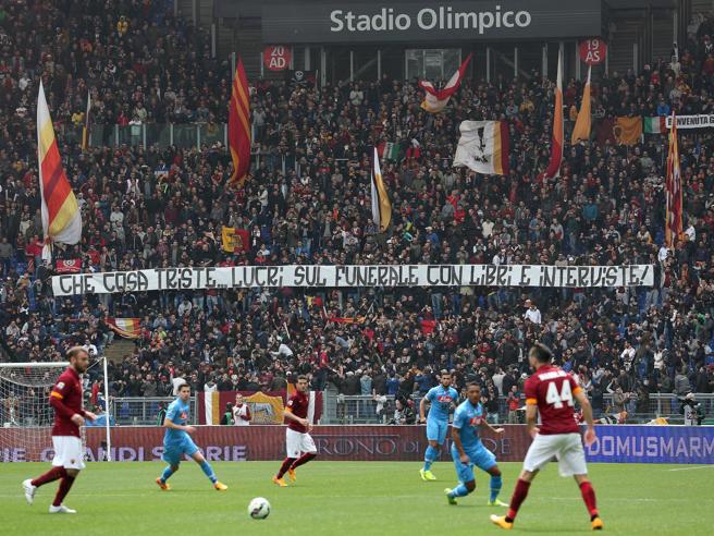 Corriere's tweet image. Striscioni contro la madre di Ciro Tavecchio: indagini in corso Foto
 goo.gl/aOsrSd