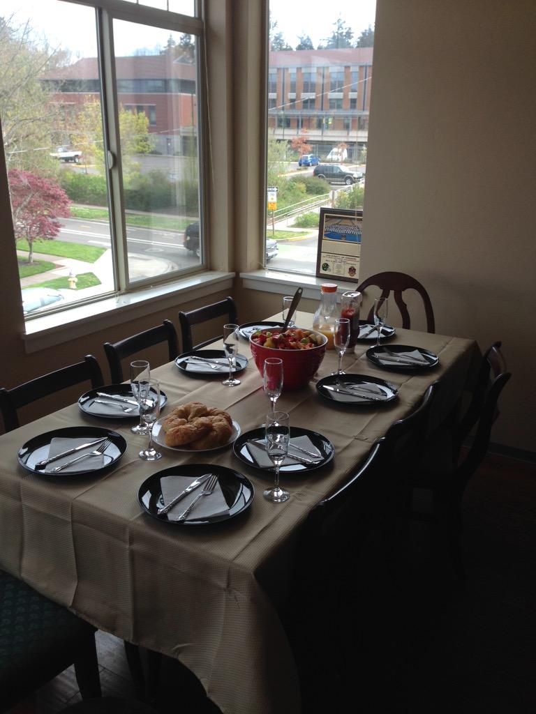 Cali_Kitchen's tweet image. Having a wonderful Sunday brunch with our residents and their dates. #HappyEaster