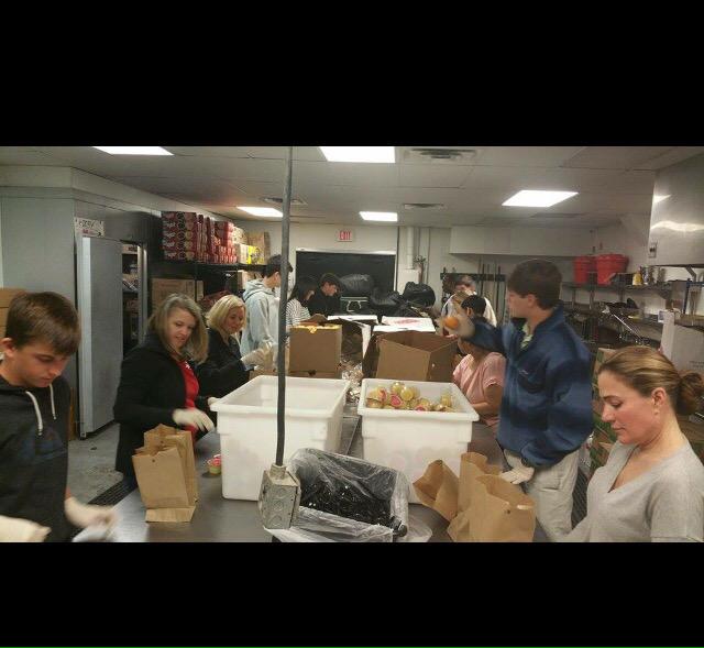 HungerBusters15's tweet photo. Happy Easter!🐰ESD YMSL helping today🍞 #brownbagswag #cheesestackin http://t.co/T7V8tTAnjw
