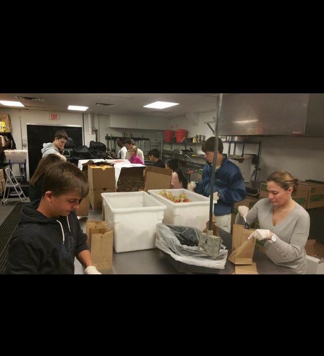 HungerBusters15's tweet photo. Happy Easter!🐰ESD YMSL helping today🍞 #brownbagswag #cheesestackin http://t.co/T7V8tTAnjw