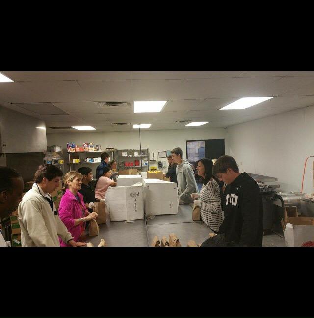 HungerBusters15's tweet photo. Happy Easter!🐰ESD YMSL helping today🍞 #brownbagswag #cheesestackin http://t.co/T7V8tTAnjw