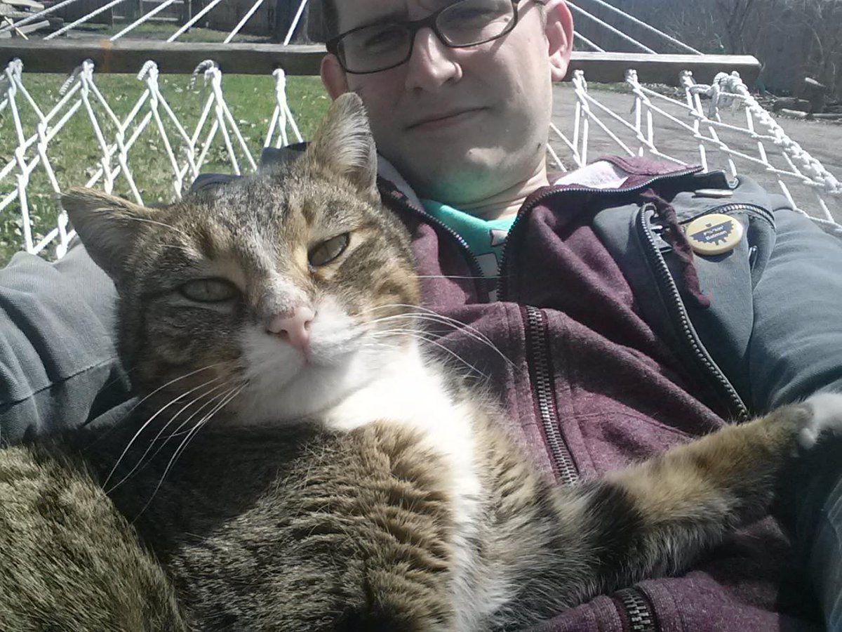 LeeCherolis's tweet photo. Easter visit from Pixie. She says Hi.
#cat #cuddleattack http://t.co/pPlCEKEqaY