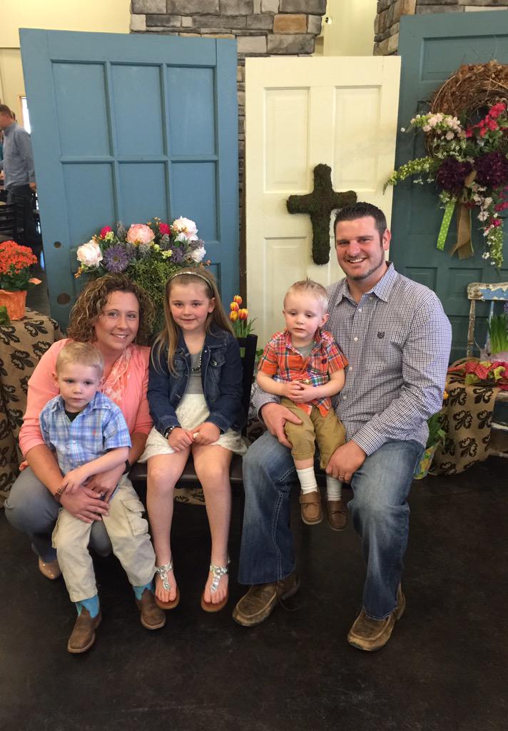 LisaNShearer's tweet photo. "It begins and ends with the resurrection!" @NewPointeChurch #NPEaster http://t.co/Jk8Q1bZcYO