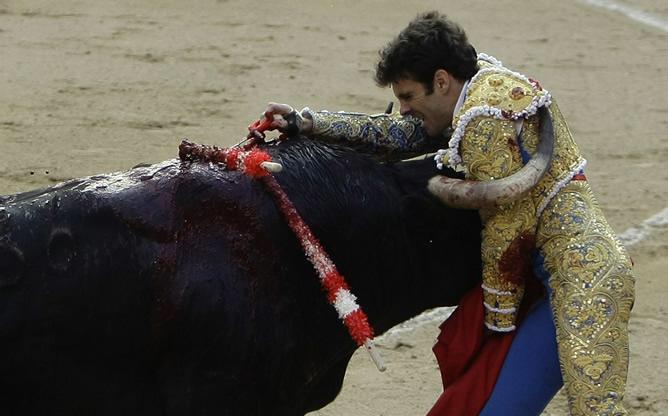 DeToros's tweet photo. Vamos a jugar a un juego. Encuentren al niñato. http://t.co/hif81C5ayB