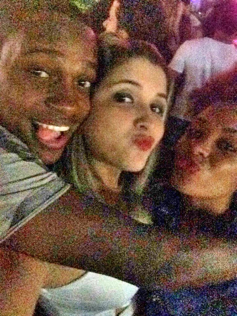 AnaKarolina_c's tweet photo. Amo muuuuuuito mesmo ! #vidasminhas #pretosdopoder ❤️❤️❤️😍 @Rafaela_pascoal @jackborgess http://t.co/w2ctmhspJ4