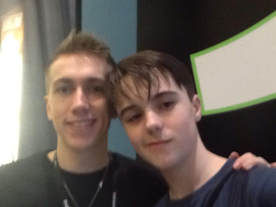 GassonCallum's tweet photo. Met the sidemen again but with afew additions. These two awesome ppl @Calfreezy @miniminter7 http://t.co/KG8fWBsQkS