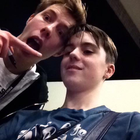 GassonCallum's tweet photo. Met the sidemen again but with afew additions. These two awesome ppl @Calfreezy @miniminter7 http://t.co/KG8fWBsQkS
