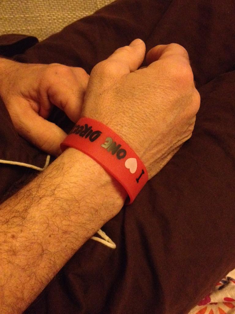 giorgia_payne's tweet image. ED ECCO MIO PAPÀ CHE USA IL BRACCIALE CHE HO TROVATO NELL'UOVO DI PASQUA DEI 1D😂 

AHAHAHAHAH 🔝🔝 

#ILoveOneDirection