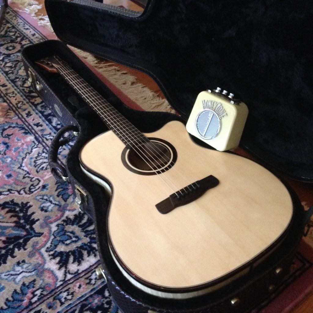 Grunge_On's tweet photo. Spending my day playing in remembrance for the man who inspired me to learn all those years ago. #RememberingKurt http://t.co/atlN7xPNpO