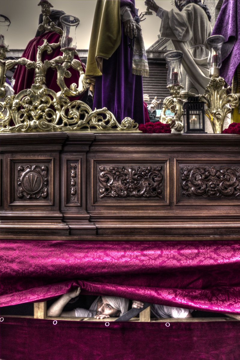 <a href="/pasionzgz/">PasionZgz</a> <a href="/eucaristia_zgz/">Eucaristia</a> Me llamó la atención ver cómo los costaleros buscaban una bocanada de aire fresco