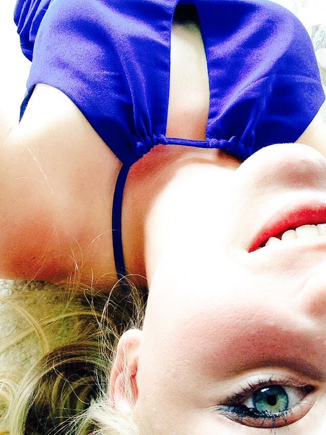 cassnicolele's tweet photo. Benefits of having colored eyes.👀 #BlueDress #BlueOutline http://t.co/HRU96Z8sW7