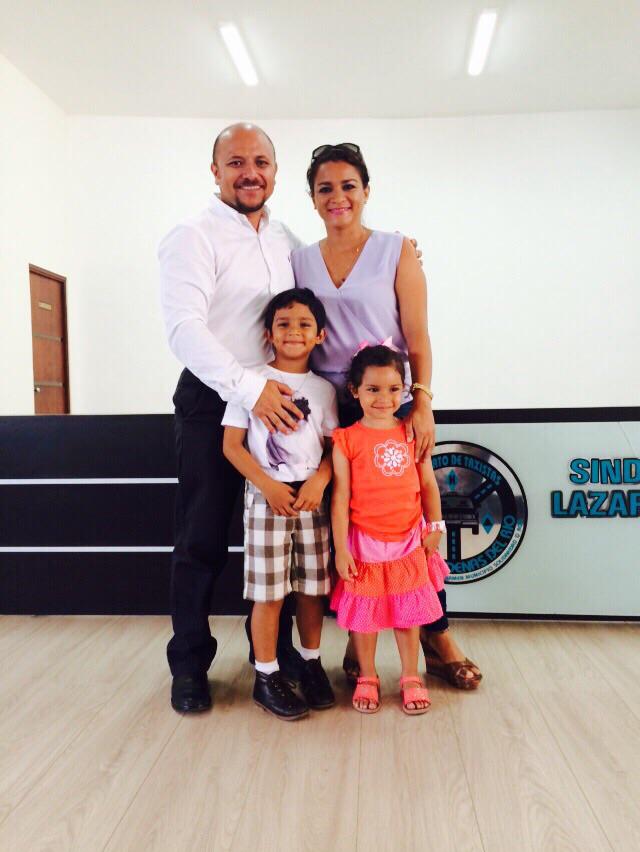 jesus_martin8's tweet photo. Gracias al apoyo de mi familia @MaryCarmenLoria por siempre estar a mi lado http://t.co/3ZiciPcGmr