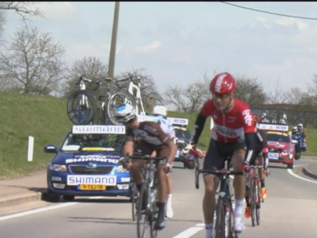 CicloPassione's tweet photo. Guardando le foto viene sospetto sugli incidenti #shimano. Era la stessa auto e lo stesso autista? #rvv #fiandre2015 http://t.co/VuRa9zQhK4