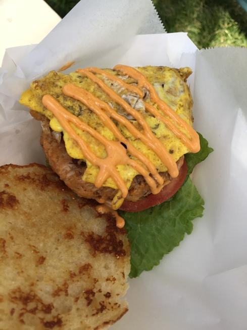 CarFan_5801's tweet image. #Devilicious food truck  crabmeat sammy. Lettuce, tomato, pickles, and if you ask nice, egg. Exc++  #WonderCon