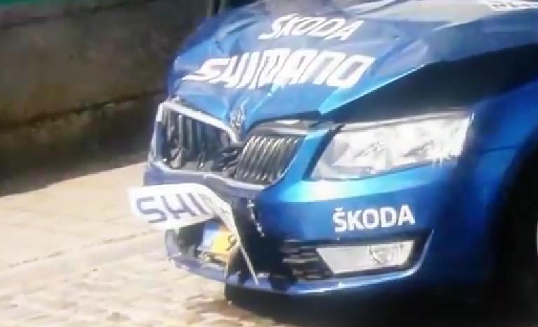 CicloPassione's tweet photo. Guardando le foto viene sospetto sugli incidenti #shimano. Era la stessa auto e lo stesso autista? #rvv #fiandre2015 http://t.co/VuRa9zQhK4