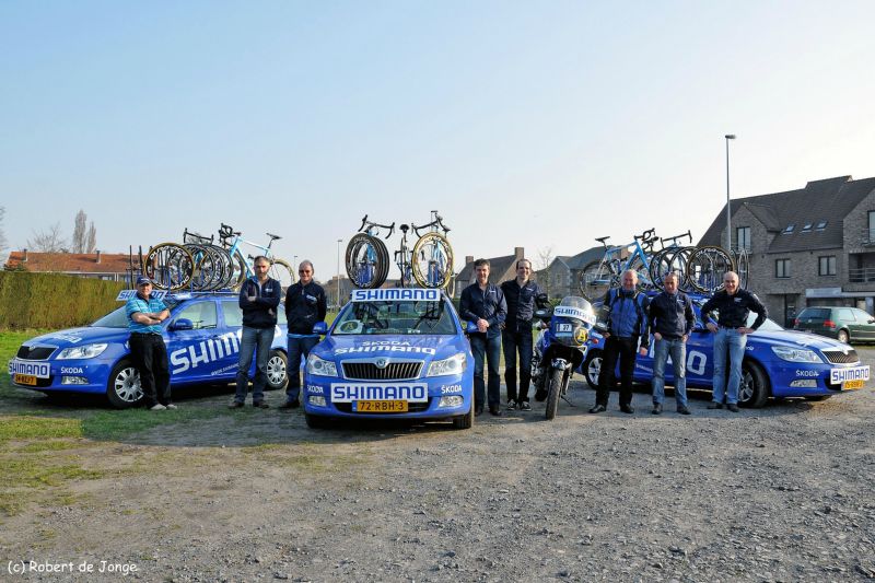 CicloPassione's tweet photo. Guardando le foto viene sospetto sugli incidenti #shimano. Era la stessa auto e lo stesso autista? #rvv #fiandre2015 http://t.co/VuRa9zQhK4