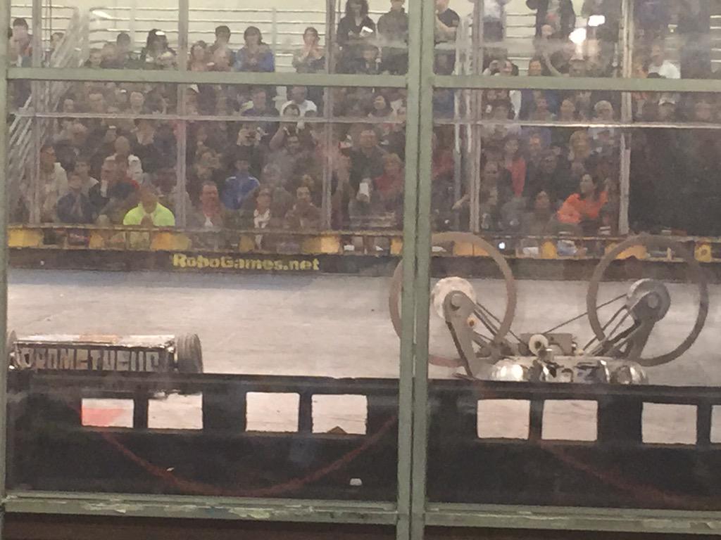 marbisman's tweet image. Best way to spend a Sunday? Robot fight! #robotics #robofight #RoboGames @LeviMatan