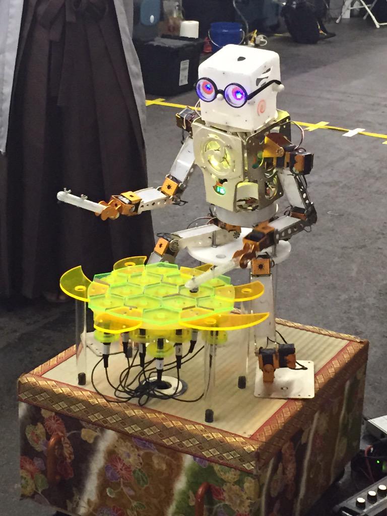 marbisman's tweet image. Best way to spend a Sunday? Robot fight! #robotics #robofight #RoboGames @LeviMatan