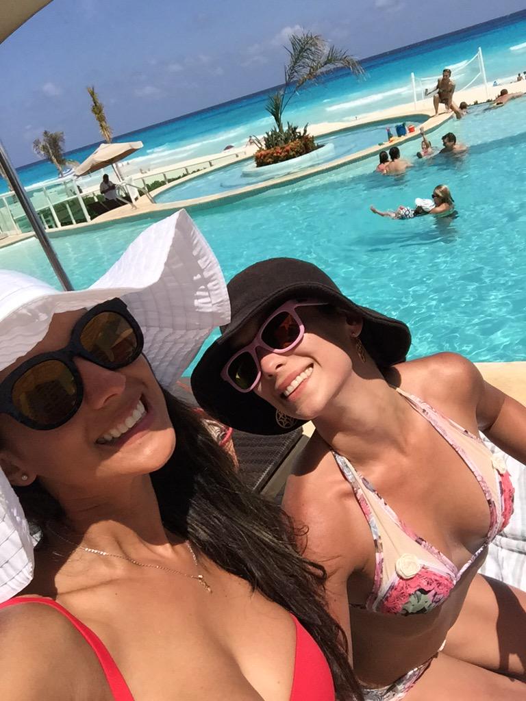 cynthia_uriastv's tweet photo. Comadre @vero_solis, te mandamos saludos, @charitodalessio y yo,  deseamos que nos pases un outfit de los tuyos ✌️👙👝 http://t.co/k40l5q1Zot