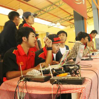 dswiguna's tweet photo. Open mic with @engkuySF_ @SF_Garut http://t.co/IqKhz08Vd9