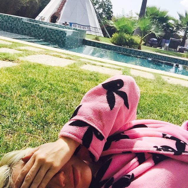 Miley's back garden always looks amazing, how fun would it be to spend the day there, playing with all her pets🙌