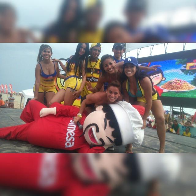 TCdeportesEC's tweet photo. ¿Pasarla bien? Es la primera regla de #Playa7. 'el chinito' hizo de las suyas. http://t.co/RCpx82q2hN