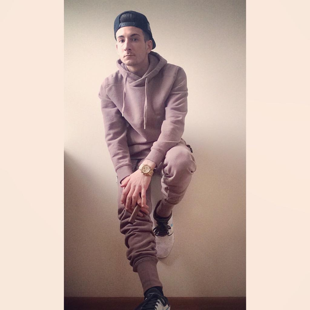 j3moran716's tweet photo. #ReignandStorm #jumpsuit #LaidBackSunday #LaidBackLifestyle #j3 #Nike #NikeSB #LFD #cigar #MK #SnapBacksNTattoos http://t.co/xJJg5zfRwb