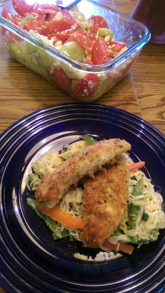 thegreekestEva's tweet photo. Parmesan panko-crusted chicken; garlic herb angel hair pasta with red/green peppers & spinach; Greek salad๐ #ChefEva http://t.co/zdxdpcecoD