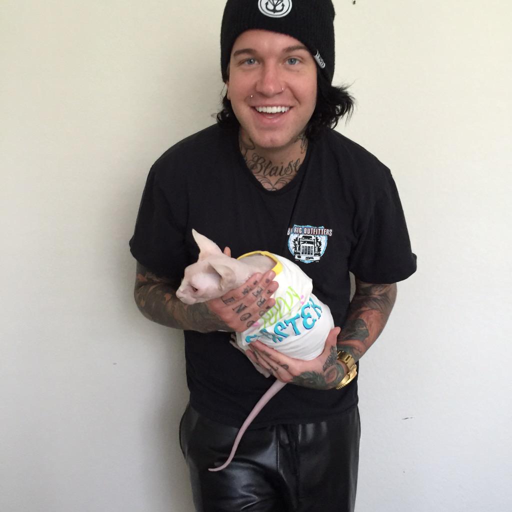 FRONZ1LLA's tweet photo. RT if you want me to have my own reality show. Everything that's happening to me is the PERFECT recipe for a TV show. http://t.co/v3A5sgIHkd