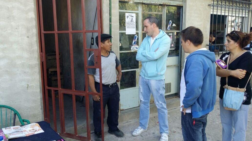 chubyleguizamon's tweet photo. Calles intransitables, servicio de transporte deficiente, sin plazas ni espacios públicos. http://t.co/sf8GB8pzDh