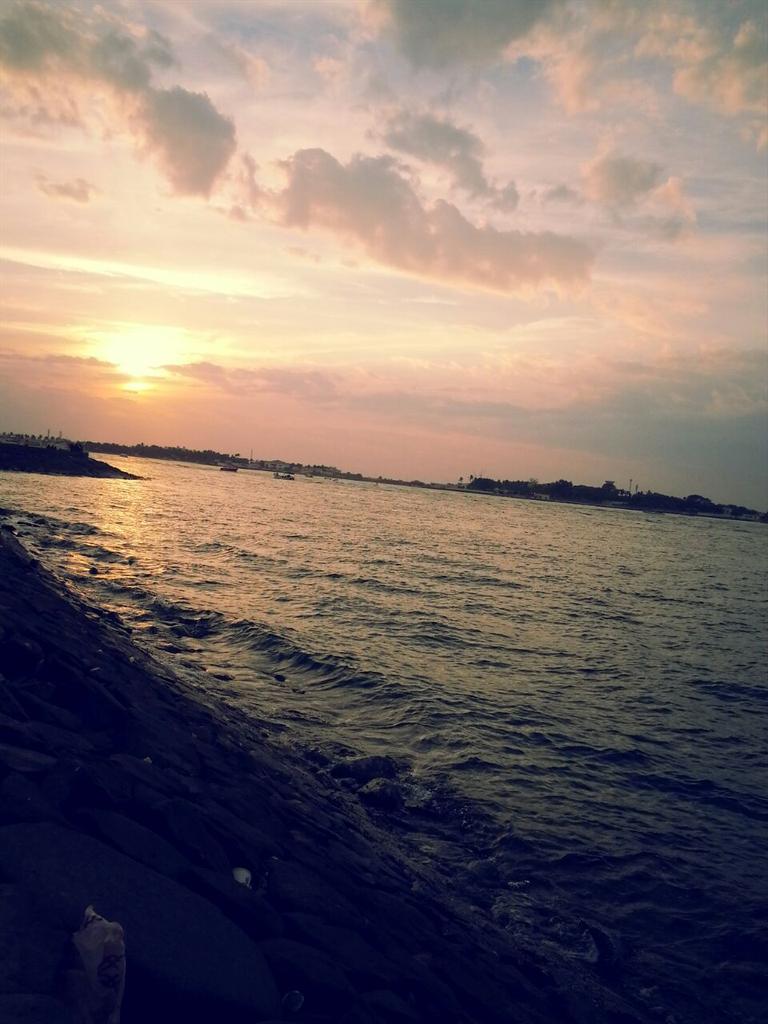 alnoor1406's tweet photo. تدري وش اللي يذبح احساسك قهر 
إنك بدون أخطاء بس تدفع ،،،ثمن،،!!💜 http://t.co/fjzXynz9Ou