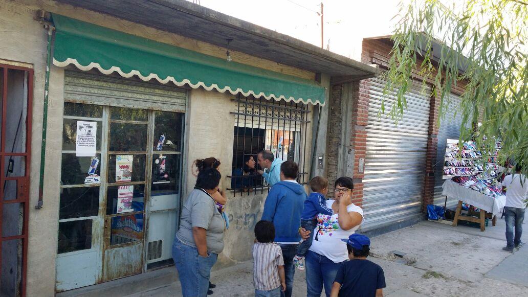 chubyleguizamon's tweet photo. Calles intransitables, servicio de transporte deficiente, sin plazas ni espacios públicos. http://t.co/sf8GB8pzDh