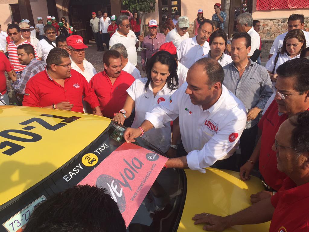 gibransalgado's tweet photo. Se reúne @RLoyolaVera con taxistas de diferentes organizaciones #LoyolaGobernador http://t.co/8tLIurgU5Y