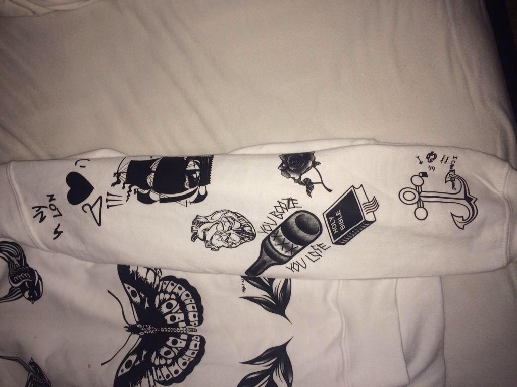 94skinnyhes's tweet photo. HARRY TATTOO SWEATER GIVEAWAY 🙈🌻💋💌💘 with @94nyhes http://t.co/bMYqwYLSDO