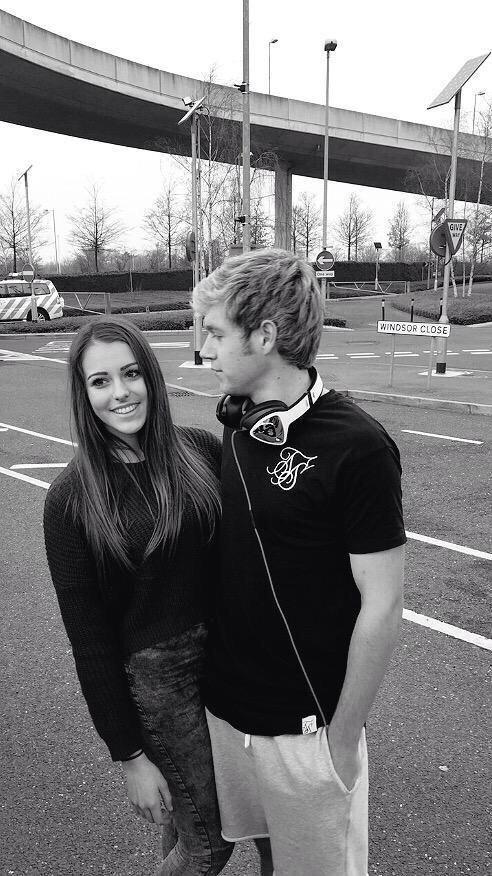 juliabagriela's tweet image. namore com alguem q te olhe como o niall olha essa menina #askcrush
