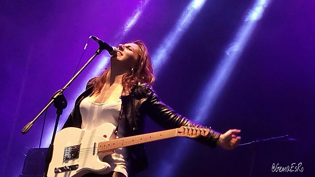 GemaEsRo's tweet photo. Estrenando temas de su nuevo trabajo que saldrá en mayo @AraMusaMusica HOY #EscenarioMasters @SanSanFestival http://t.co/e42UK8VruS