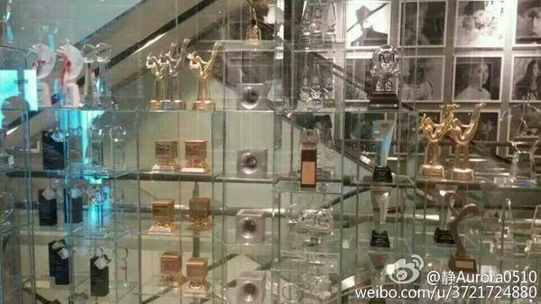 DUNIA_SONE's tweet photo. SNSD's trophy by 静Aurora0510 http://t.co/o8yinl5uMf
