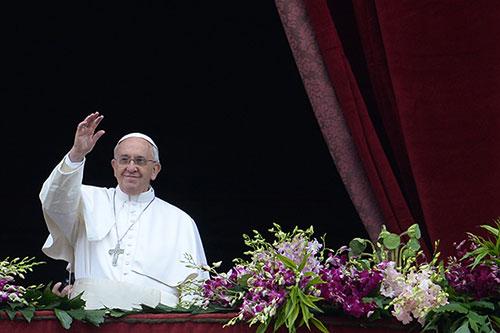 Papa Francisco exige cese de las persecuciones en homilía de Pascua bit.ly/1FvmtZV #internacionalEC